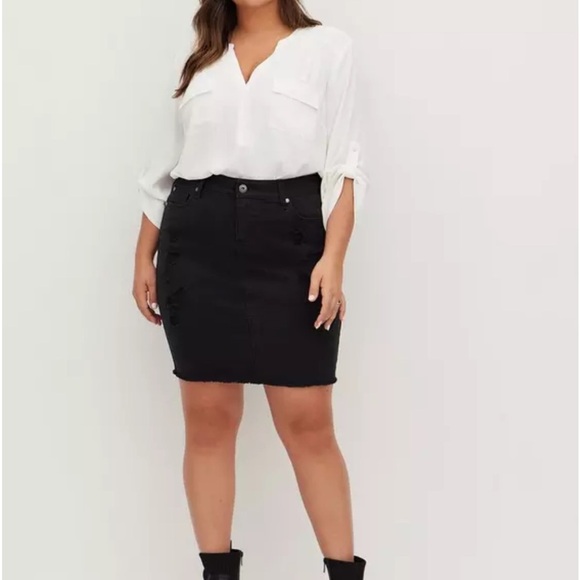 Torrid Plus Size Distressed Raw Hem Classic Black Denim Mini Skirt Size 16 - Picture 1 of 8